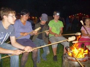 Feuer mit Stockbrot verwöhnen.