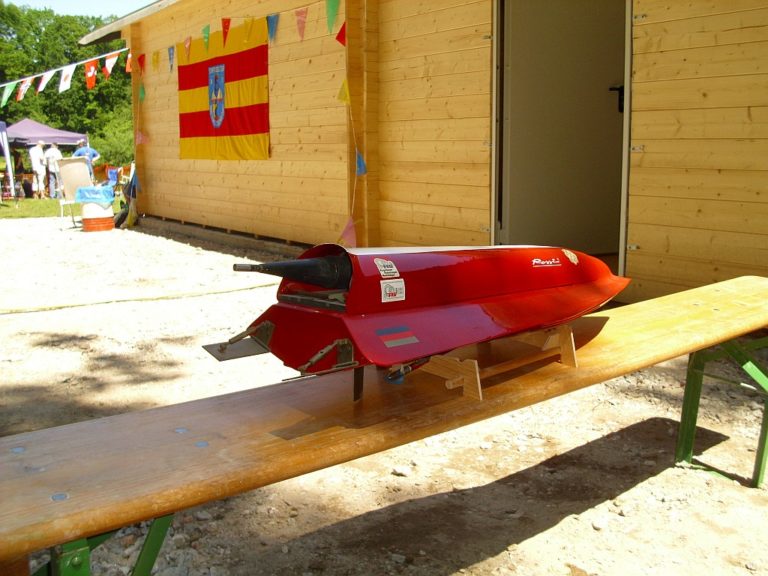 Rennboote mit 2 Takt Verbrennungsmotoren.