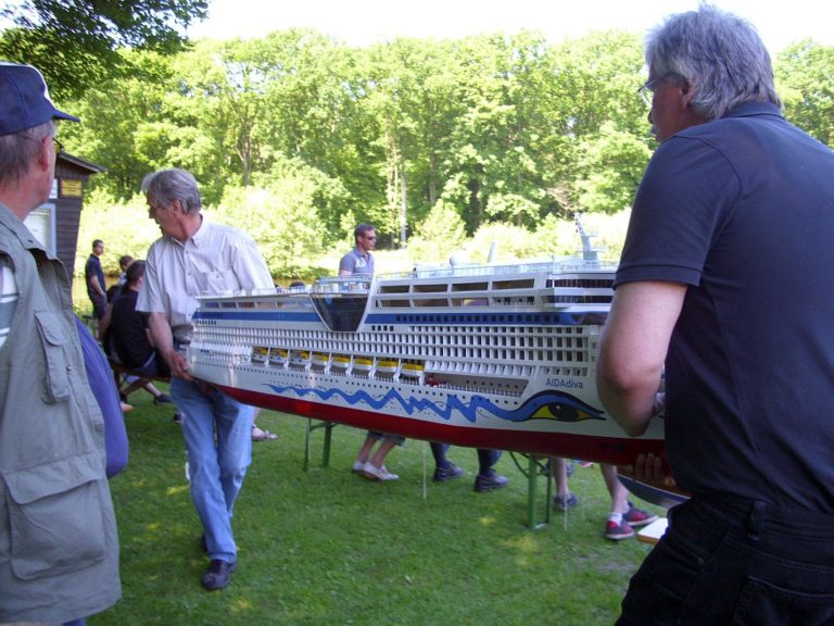 Nur mit vereinten Kräften ist eine Wasserung möglich, auch müssen die entsprechenden Ballastgewichte eingesetzt werden