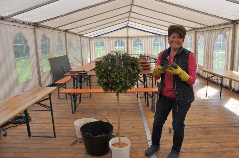 Uschi beim Herstellen der Kugelköpfe, die unseren Zelteingang verschönern sollten.