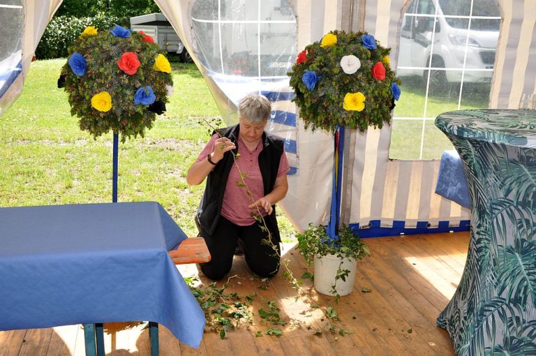 Sabine bei der Fertigstellung der Kugelköpfe.