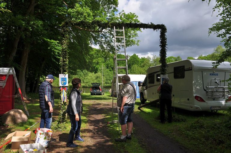 15 Meter Tannengrün sind an der Holzkonstruktion befestigt,